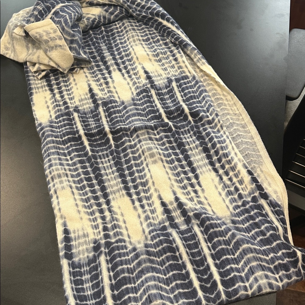 Garnet Hill cashmere wrap, scarf - Picture 4 of 4